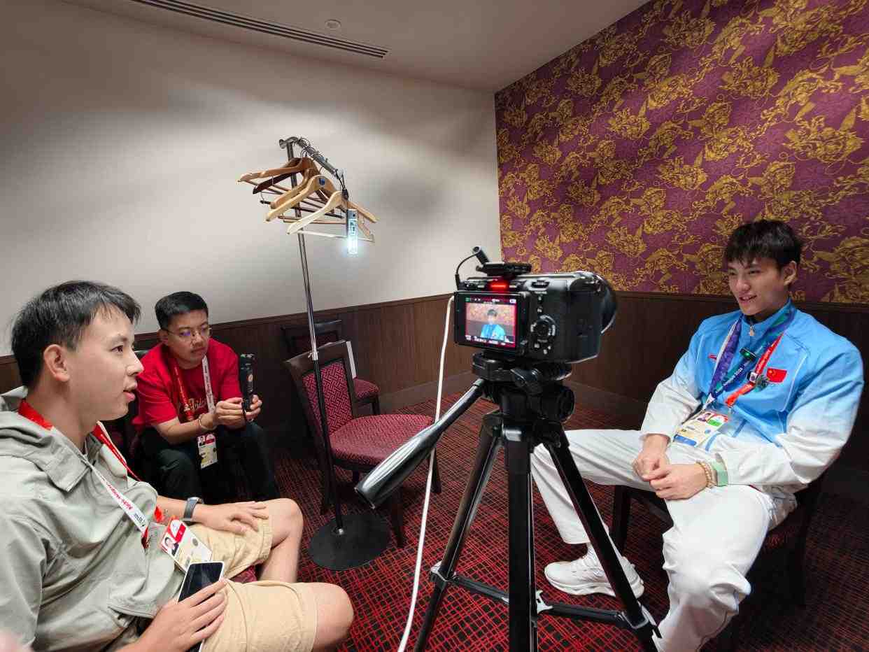 李昊:水瓶扔了无所谓,反正他们也踢不进